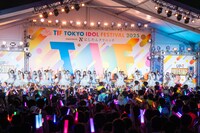 「トリプルデート」を披露する＝LOVE、≠ME、≒JOY。