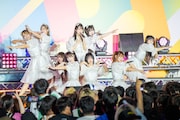 「絶対アイドル辞めないで」を披露する＝LOVE。