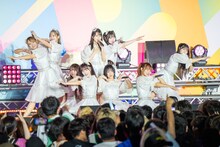 「絶対アイドル辞めないで」を披露する＝LOVE。