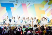「絶対アイドル辞めないで」を披露する＝LOVE。