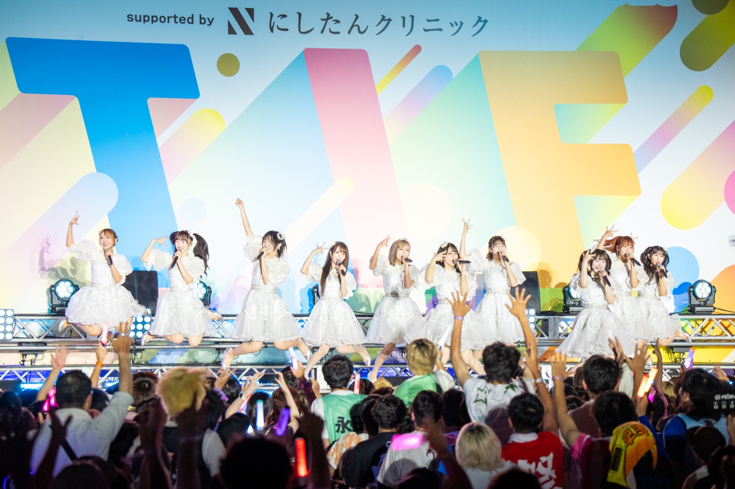 「絶対アイドル辞めないで」を披露する＝LOVE。