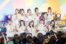 「絶対アイドル辞めないで」を披露する＝LOVE。