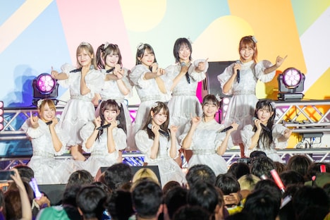 「絶対アイドル辞めないで」を披露する＝LOVE。