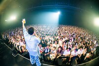 「LOVE MY DANCE LOVE YOUR DANCE」で乾杯を交わす熊木幸丸（Vo）と観客。（撮影：森山学浩）