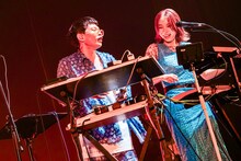 左から熊木幸丸（Vo）、大瀧真央（Syn）。（撮影：森山学浩）