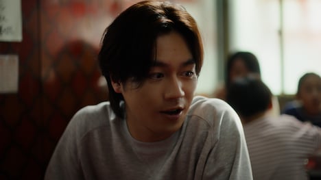 松田元太(Travis Japan)出演CM「『ザ★』<シュウマイ>母ちゃん、これ家でも食いてぇよ」編より。