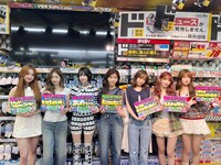 ドン・キホーテを訪れたLE SSERAFIM、あの、ヒコロヒー。©テレビ朝日