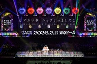 アンコールで東京ドーム公演が発表され、喜びを分かち合うFRUITS ZIPPER。