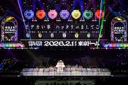 アンコールで東京ドーム公演が発表され、喜びを分かち合うFRUITS ZIPPER。