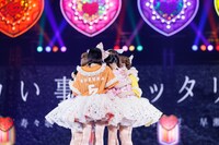 アンコールで東京ドーム公演が発表され、喜びを分かち合うFRUITS ZIPPER。