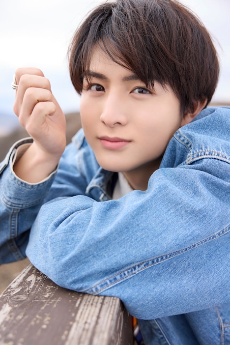 柏木悠1st写真集「19→20」より。（撮影：諸井純二）©︎KADOKAWA