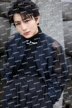 柏木悠1st写真集「19→20」楽天ブックス特典のポストカード。（撮影：諸井純二）©︎KADOKAWA