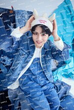 柏木悠1st写真集「19→20」タワーレコード特典のポストカード。（撮影：諸井純二）©︎KADOKAWA