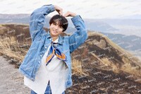 柏木悠1st写真集「19→20」7net特典のステッカー。（撮影：諸井純二）©︎KADOKAWA