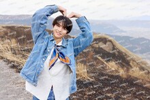 柏木悠1st写真集「19→20」7net特典のステッカー。（撮影：諸井純二）©︎KADOKAWA