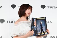 リクエストに応えてクールな表情を見せる富田鈴花（日向坂46）。