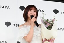 花束をもらってうれしそうな富田鈴花（日向坂46）。