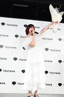 花束をもらってうれしそうな富田鈴花（日向坂46）。