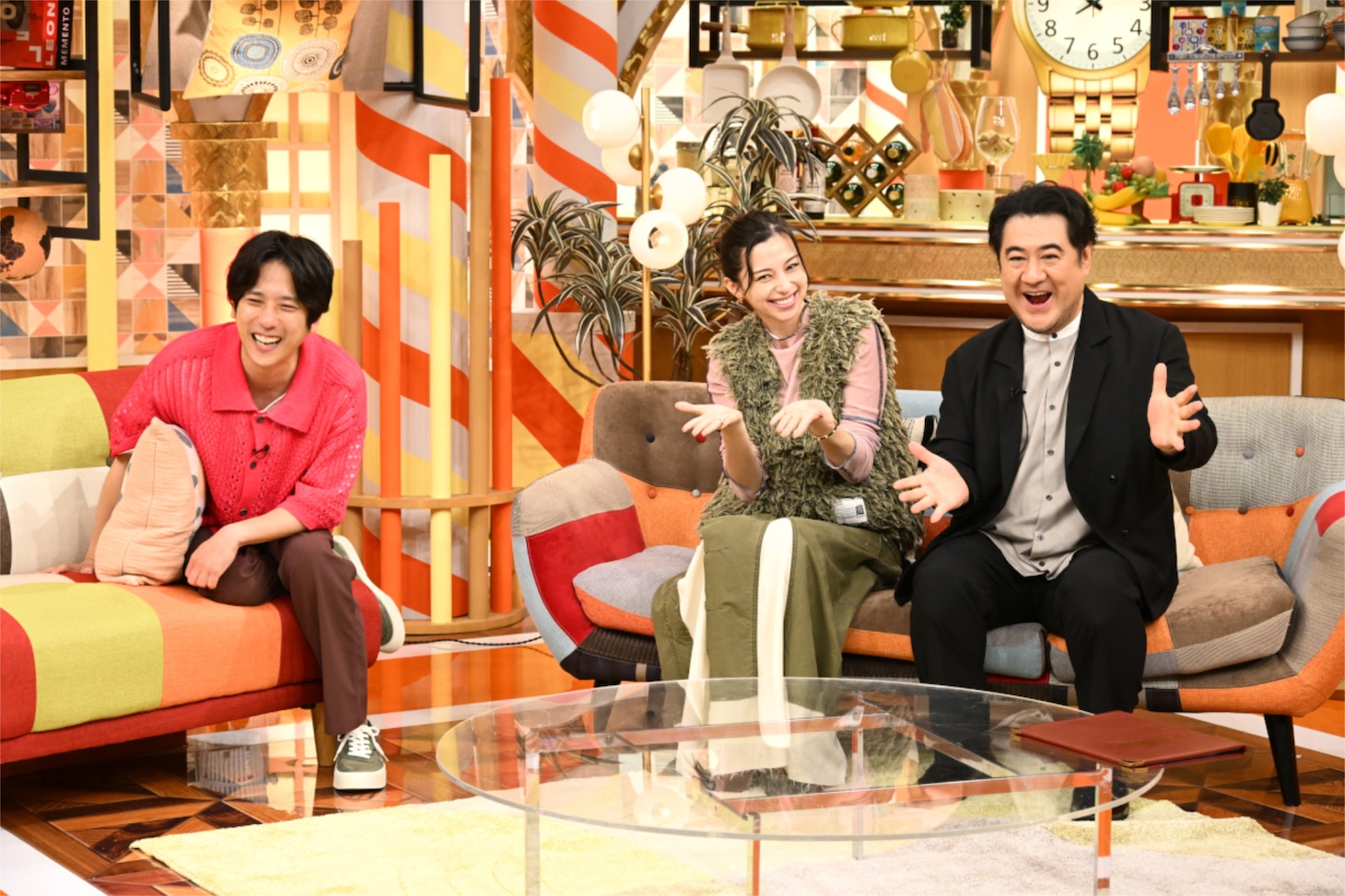 左から二宮和也、中条あやみ、小手伸也。©TBS