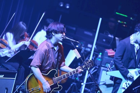 はっとり(Vo, G)(撮影:酒井ダイスケ)