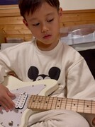 ギター練習中。