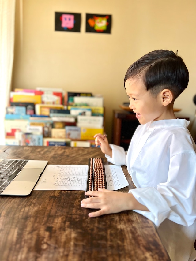 オンラインでそろばんを学ぶ王子。