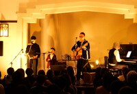 Chocolat & Akitoのライブに参加する王子。