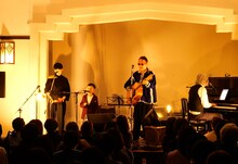 Chocolat & Akitoのライブに参加する王子。