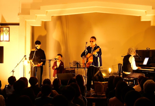 Chocolat & Akitoのライブに参加する王子。