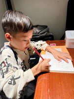 作詞に励む王子。