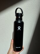 最近購入したという黒い水筒。