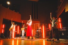 CHiCO with HoneyWorksのスタジオライブ映像より。