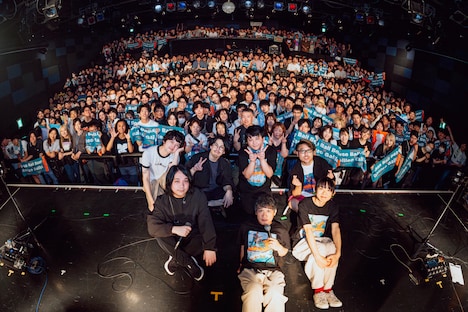「ライブナタリー “Base Ball Bear × Galileo Galilei” -2025- 大阪」の集合写真。（撮影：キョートタナカ）