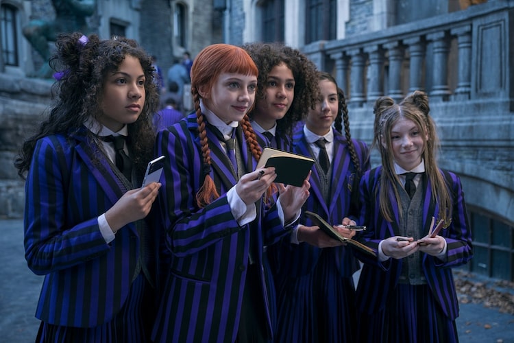 Netflixシリーズ「ウェンズデー」より、ネヴァーモア学園の生徒。