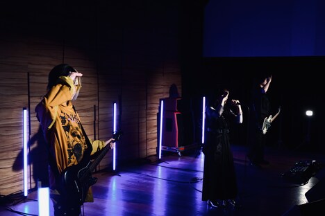 「STUDIO HISASHI with Anime」でセッションするHISASHIとangela。