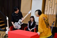 「STUDIO HISASHI with Anime」でトークするHISASHIとangela。