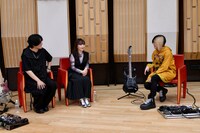 「STUDIO HISASHI with Anime」でトークするHISASHIとangela。