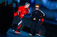 「ECHO!（Prod. WOOZI）」をパフォーマンスするHOSHIとWOOZI。(P)&(C) PLEDIS Entertainment)