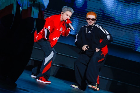 「ECHO!(Prod. WOOZI)」をパフォーマンスするHOSHIとWOOZI。(P)&(C) PLEDIS Entertainment)