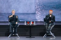 和やかにトークするHOSHIとWOOZI。(P)&(C) PLEDIS Entertainment)