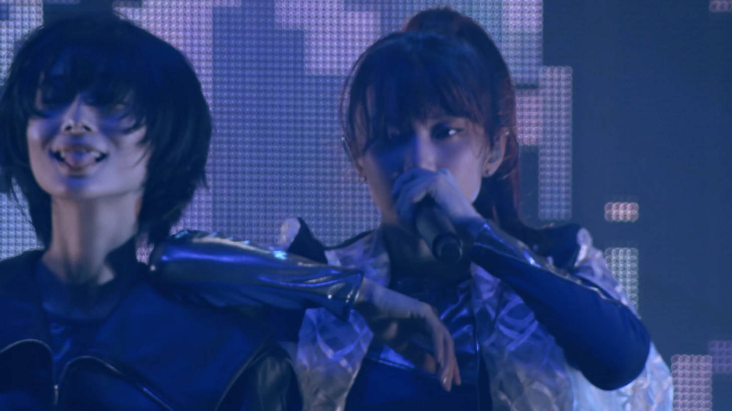 ExWHYZ「iD」ライブ映像より。