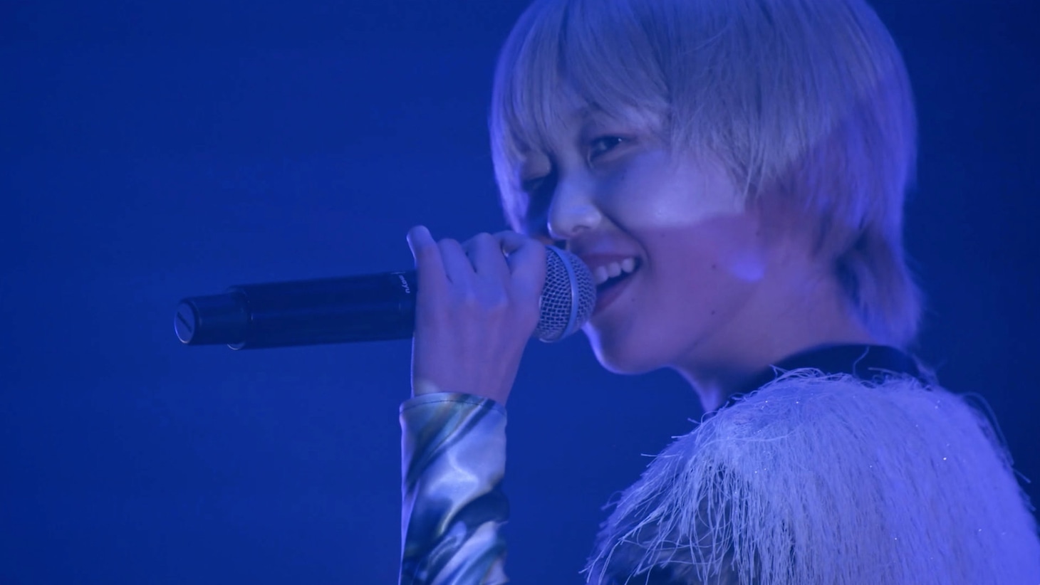 ExWHYZ「iD」ライブ映像より。