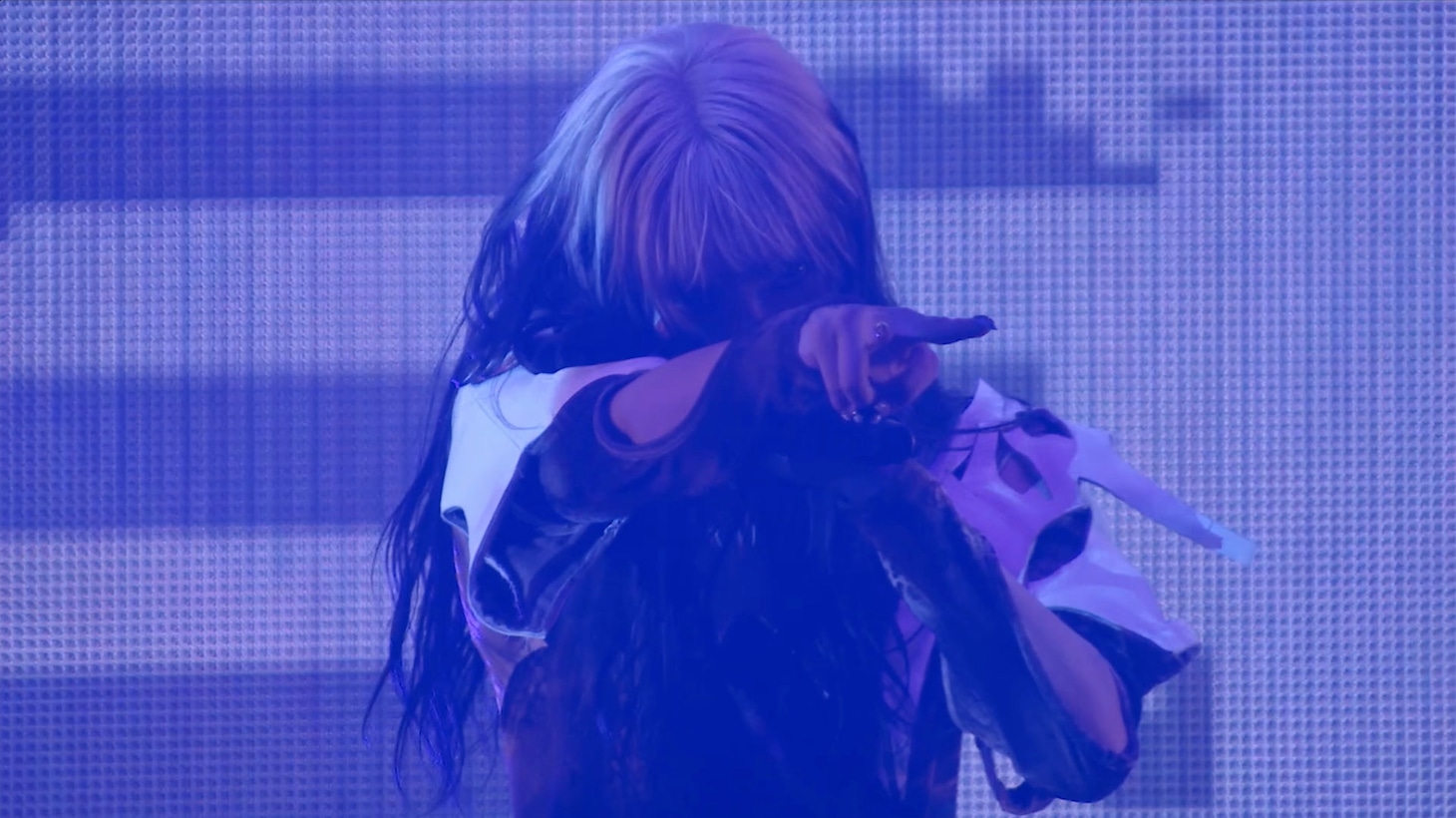 ExWHYZ「iD」ライブ映像より。