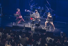 小柳（夕闇に誘いし漆黒の天使達）、千秋（DEZERT）、団長（NoGoD）による開場中の“おもてなし”。