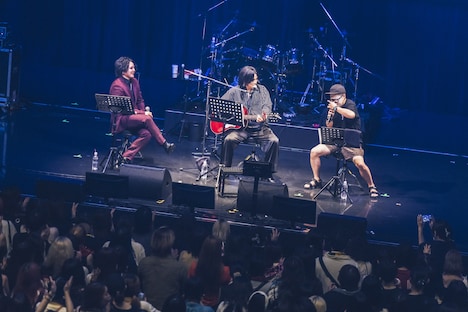 小柳（夕闇に誘いし漆黒の天使達）、千秋（DEZERT）、団長（NoGoD）による開場中の“おもてなし”。