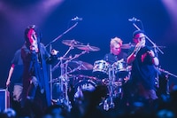 L'Arc-en-Ciel「Lover Boy」を歌う逹瑯（MUCC）と団長（NoGoD）。