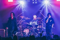 L'Arc-en-Ciel「YOU GOTTA RUN」をパフォーマンスする逹瑯（MUCC）、SORA（DEZERT）、千秋（DEZERT）。