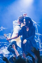 背中合わせになるINORAN（LUNA SEA）と逹瑯（MUCC）。