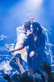 背中合わせになるINORAN(LUNA SEA)と逹瑯(MUCC)。