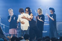 抱き合うINORAN（LUNA SEA）とKen（L'Arc-en-Ciel）。